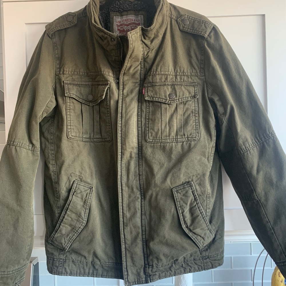 Bnwot Levi’s military green field jacket. Size small fits 38/40